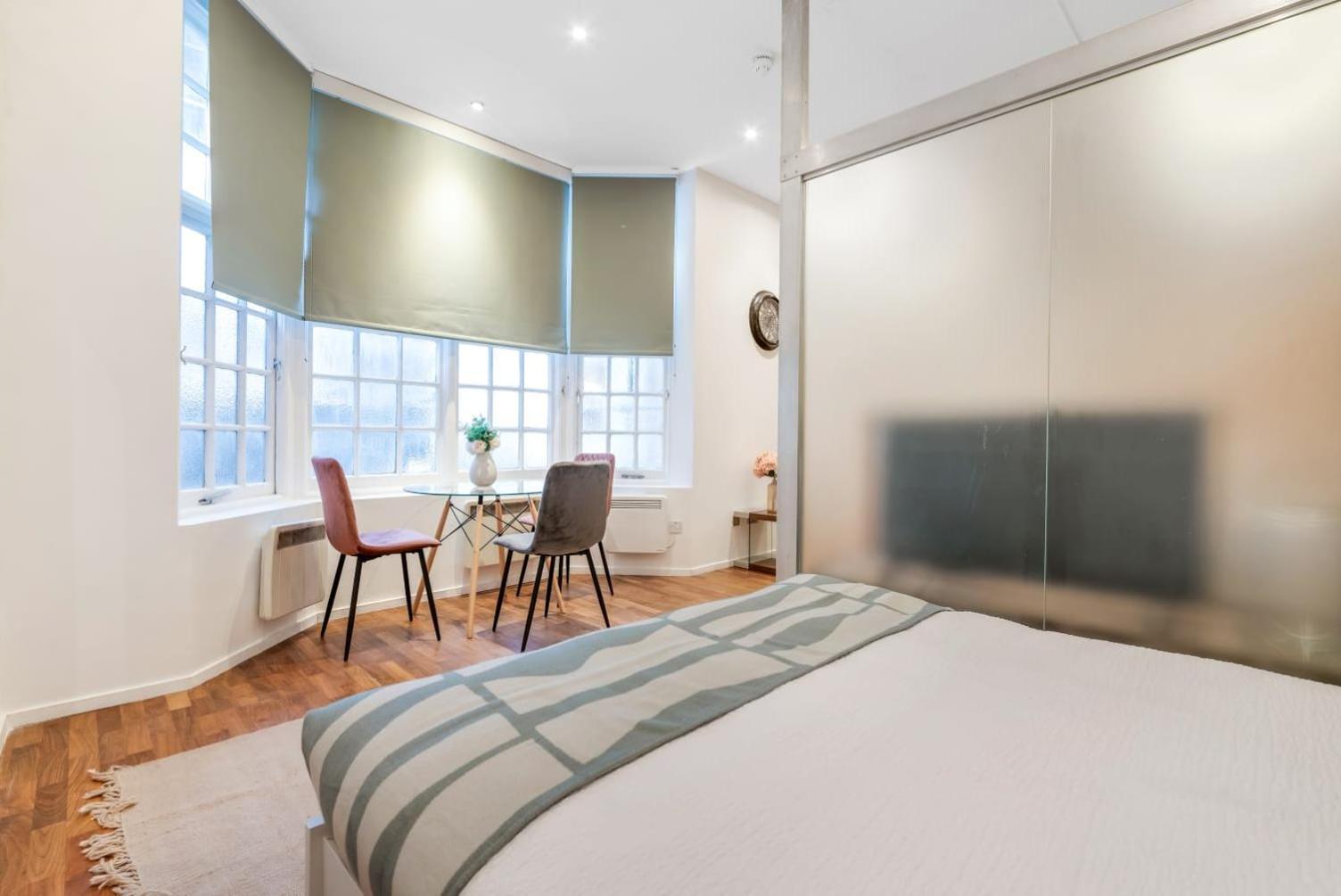 Easy 8mins Walk To Hyde Park, 13mins Walk To Oxford Street *